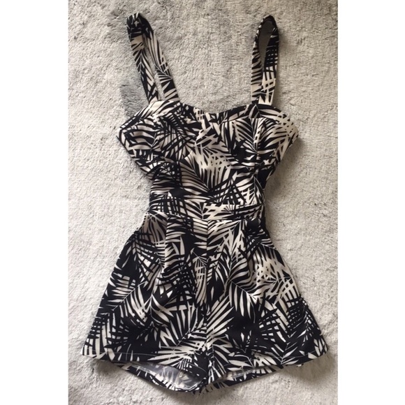 Open back Black and White Romper. - Picture 2 of 3